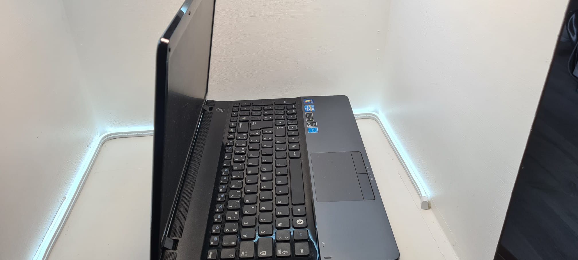 Samsung NP300E5C – 15,6" – Intel Core i3 – 6 Go – SSD 240 Go – Image 2